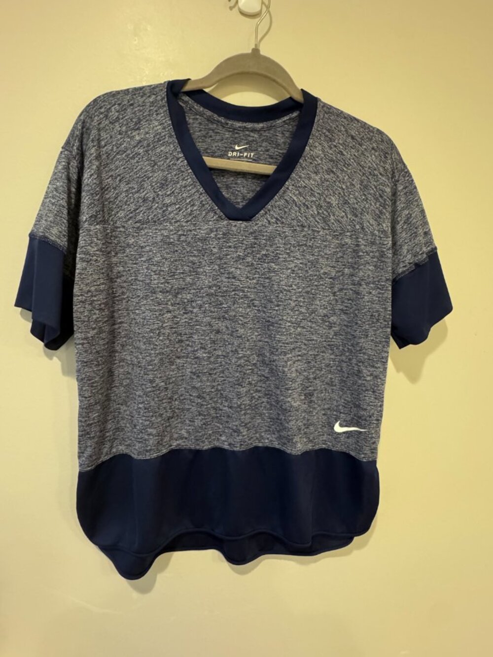 Nike Dri-FIT Heather Blue V-Neck Tee – Women’s M 💙🔥 - Picture 2 of 9